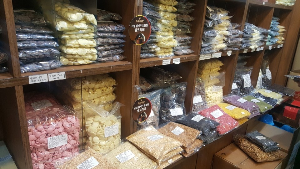 Packaged goods sitting on shelves at Bangsan Market in Seoul 