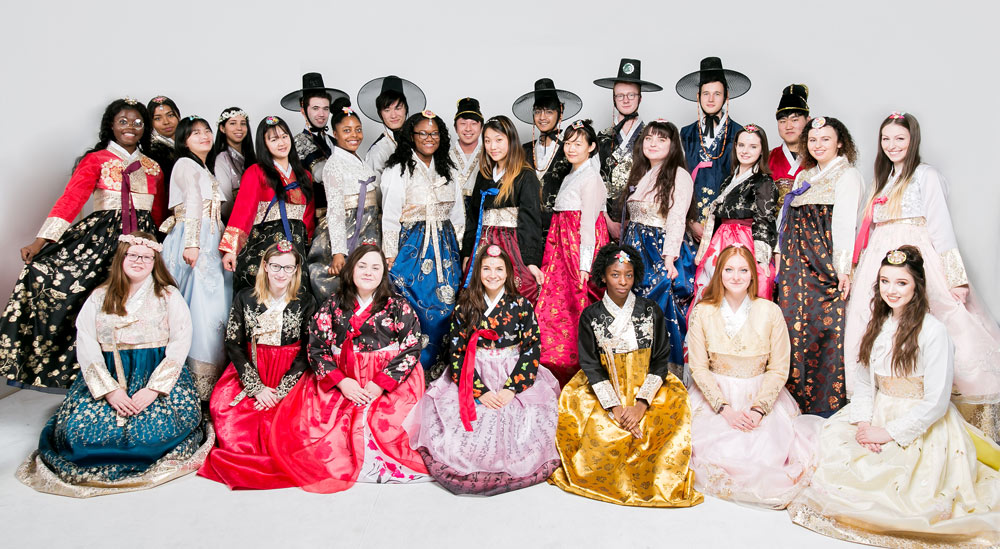 TEAN Orientation students in traditional Korean clothing